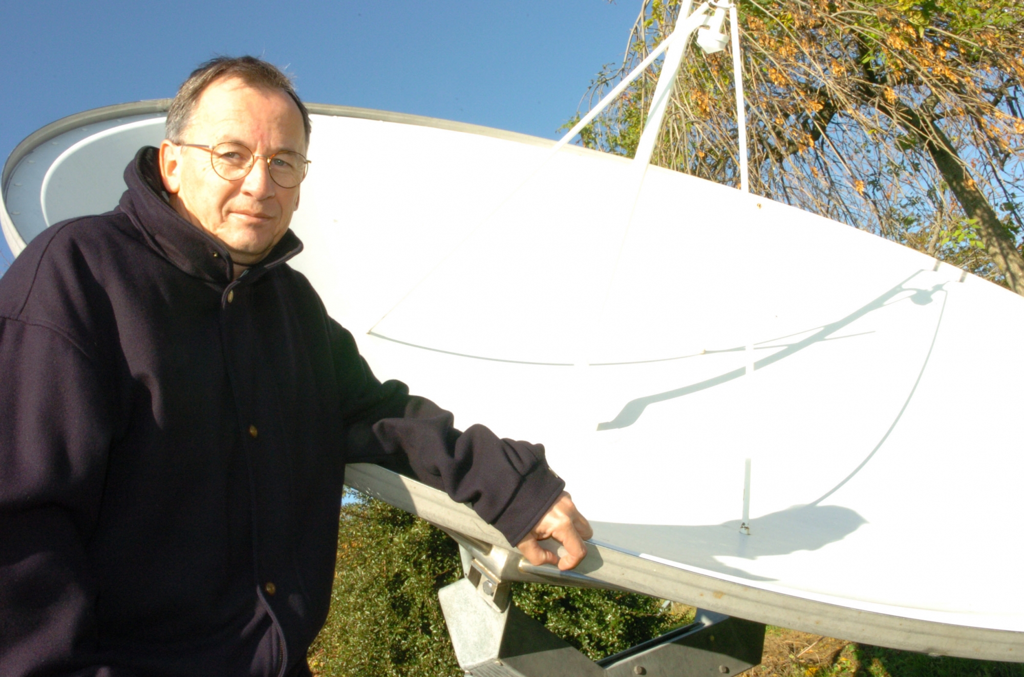 Michel Burnand se consacrera à sa passion pour les télécommunications. Ici près de sa parabole installée à Vich, il y a quelques années.