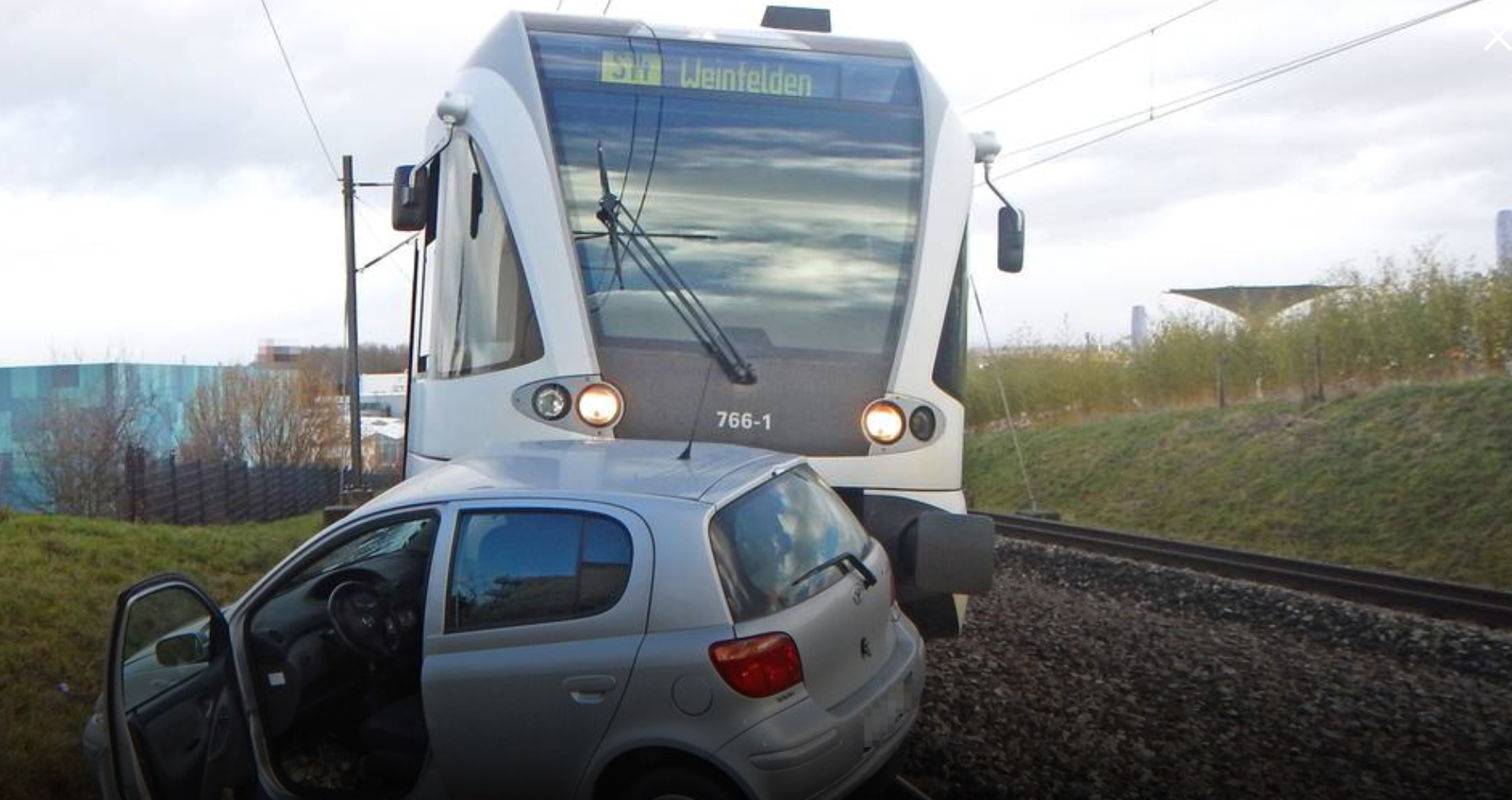 L'automobiliste âgée de 76 ans roulait en marche arrière dans une rue en cul-de-sac et elle a perdu le contrôle de son véhicule. 