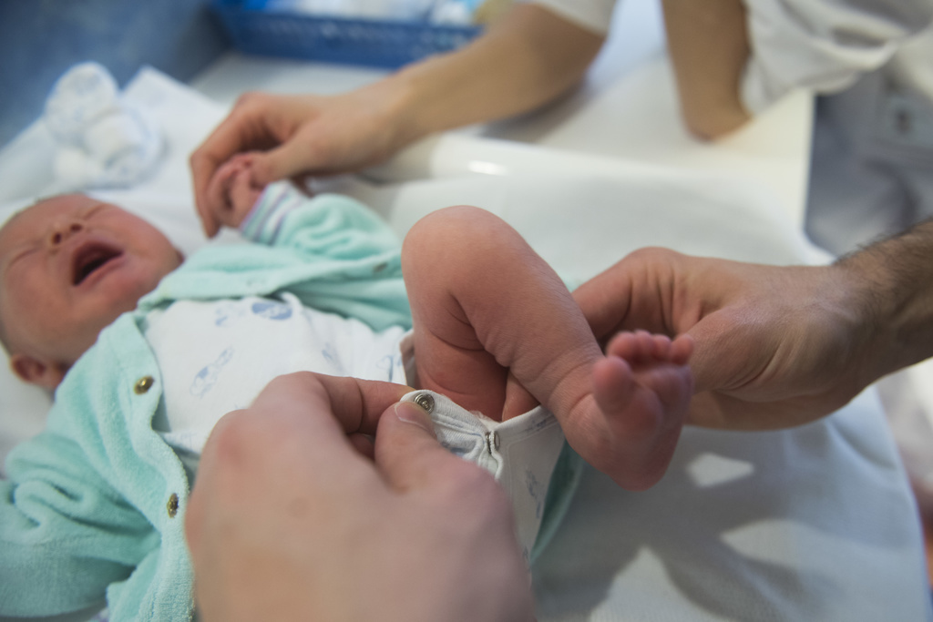 Le texte prévoit deux semaines à prendre dans les six mois suivant la naissance de l'enfant, soit en bloc, soit sous forme de journées isolées. (illustration)