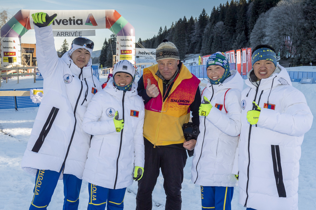 L'équipe mongole entoure le médecin-coach vaudois Pascal Gertsch.