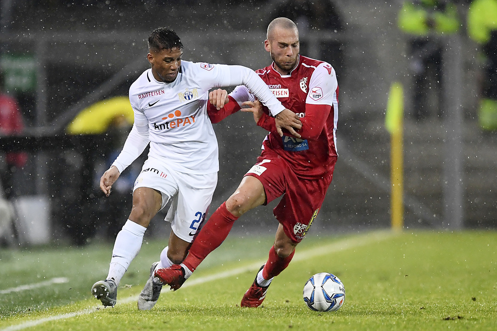 Le défenseur zurichois Kevin Rüegg (en blanc) à la lutte avec le milieu de terrain valaisan Pajtim Kasami.