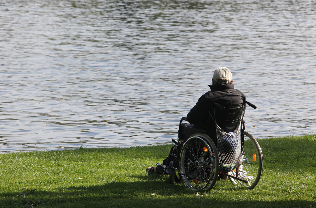 L'homme est resté assis dans sa chaise et a eu la présence d'esprit d'appeler les secours avec son téléphone portable.