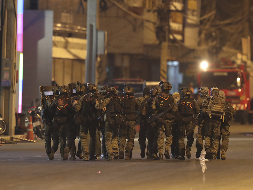 La police, les commandos de l'armée et des tireurs d'élite ont encerclé le centre commercial.