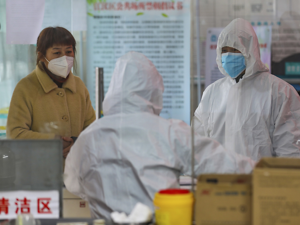 Soucieuse d'endiguer l'épidémie, la Chine a recommandé à ses citoyens de "reporter" leurs voyages "sans nécessité" hors de ses frontières, après avoir déjà suspendu les voyages en groupe. Ici dans un centre médical à Wuhan.