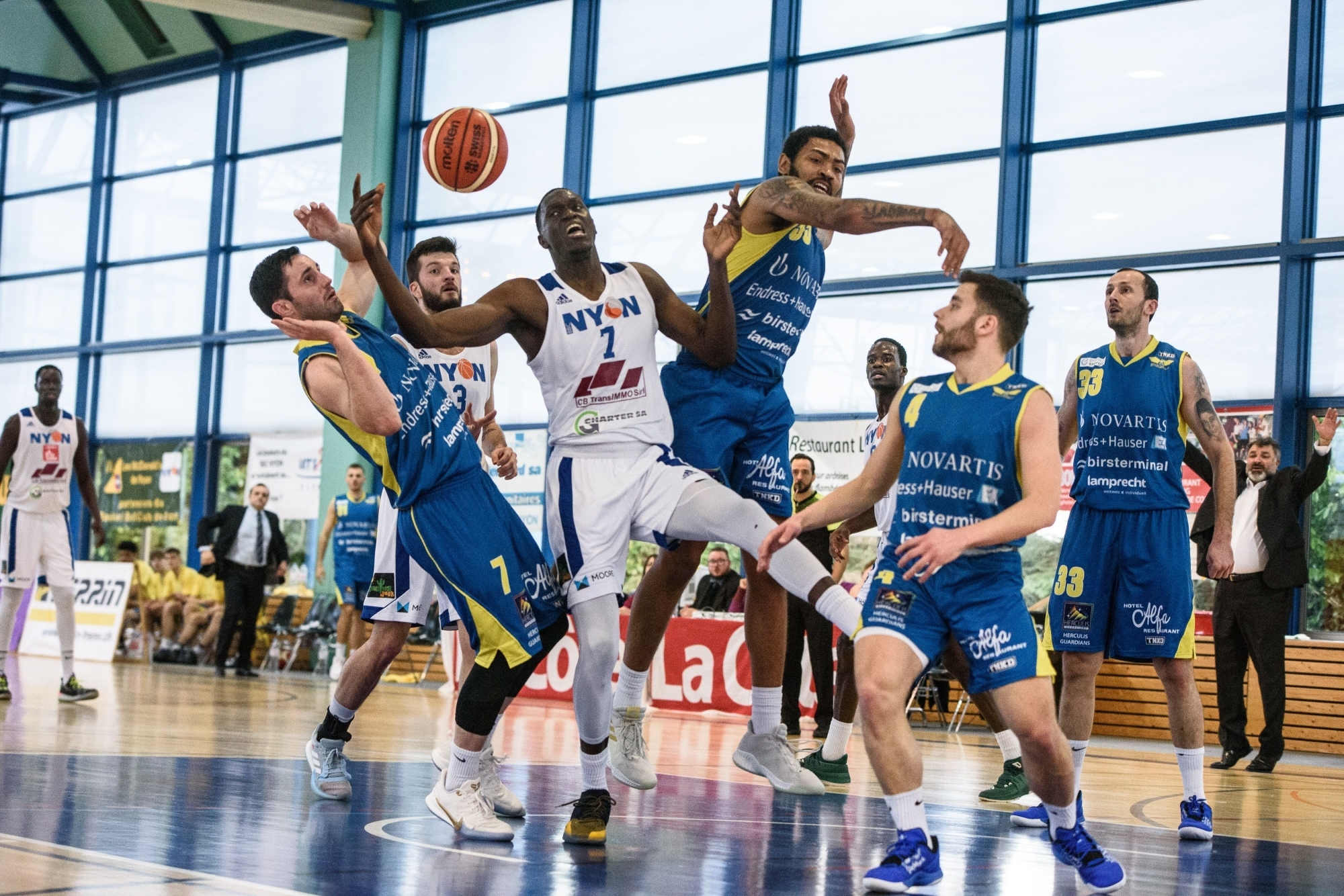 Entouré de "bleu et jaune" sous le panier, Cheikh Sane a délivré un match monstrueux avec ses 15 points et 19 rebonds.