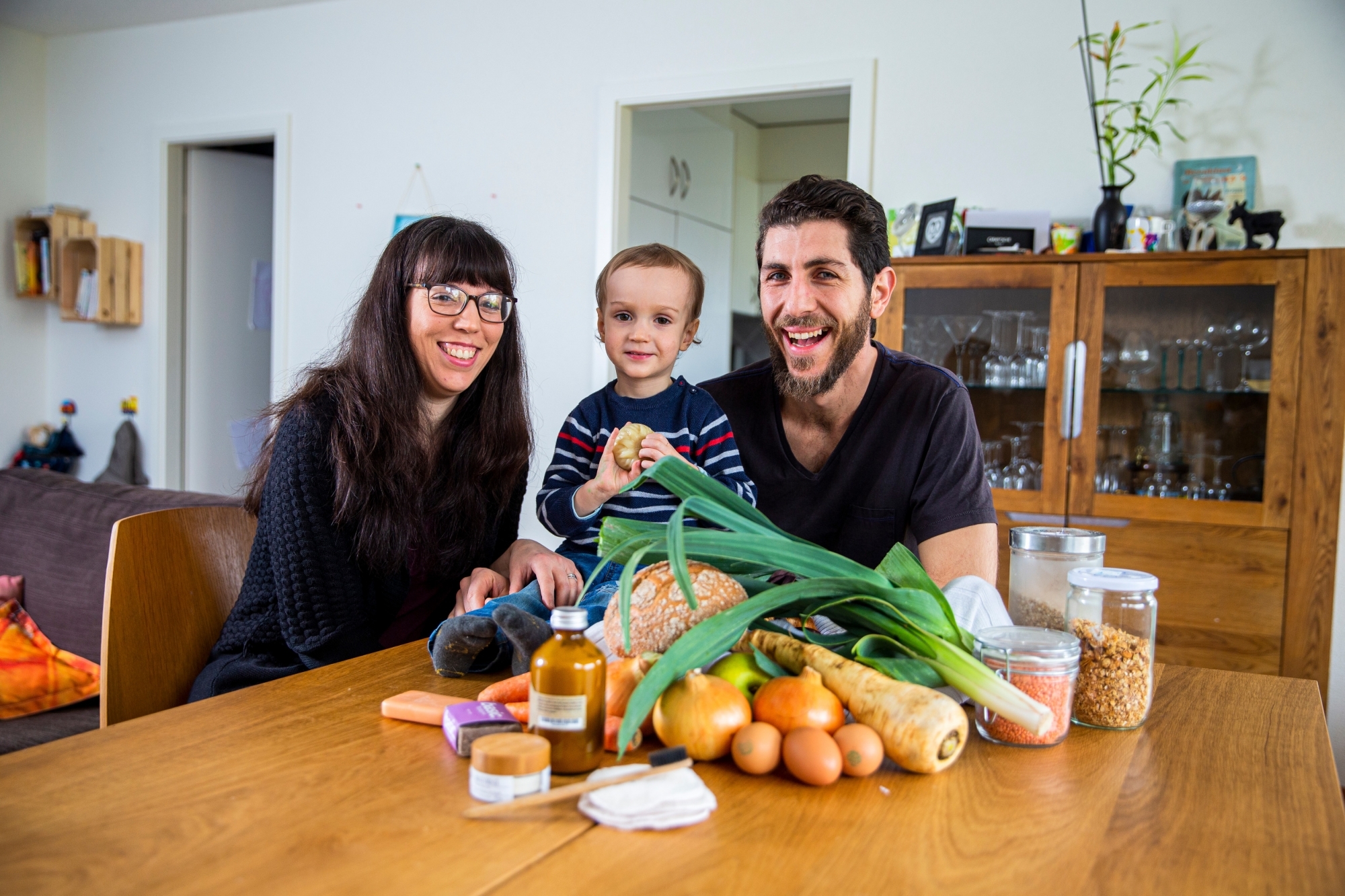 Jessica Haldi Carofa, Nicolas Carofa et leur fils Antoine s'apprêtent à vivre un mois sans supermarché.
