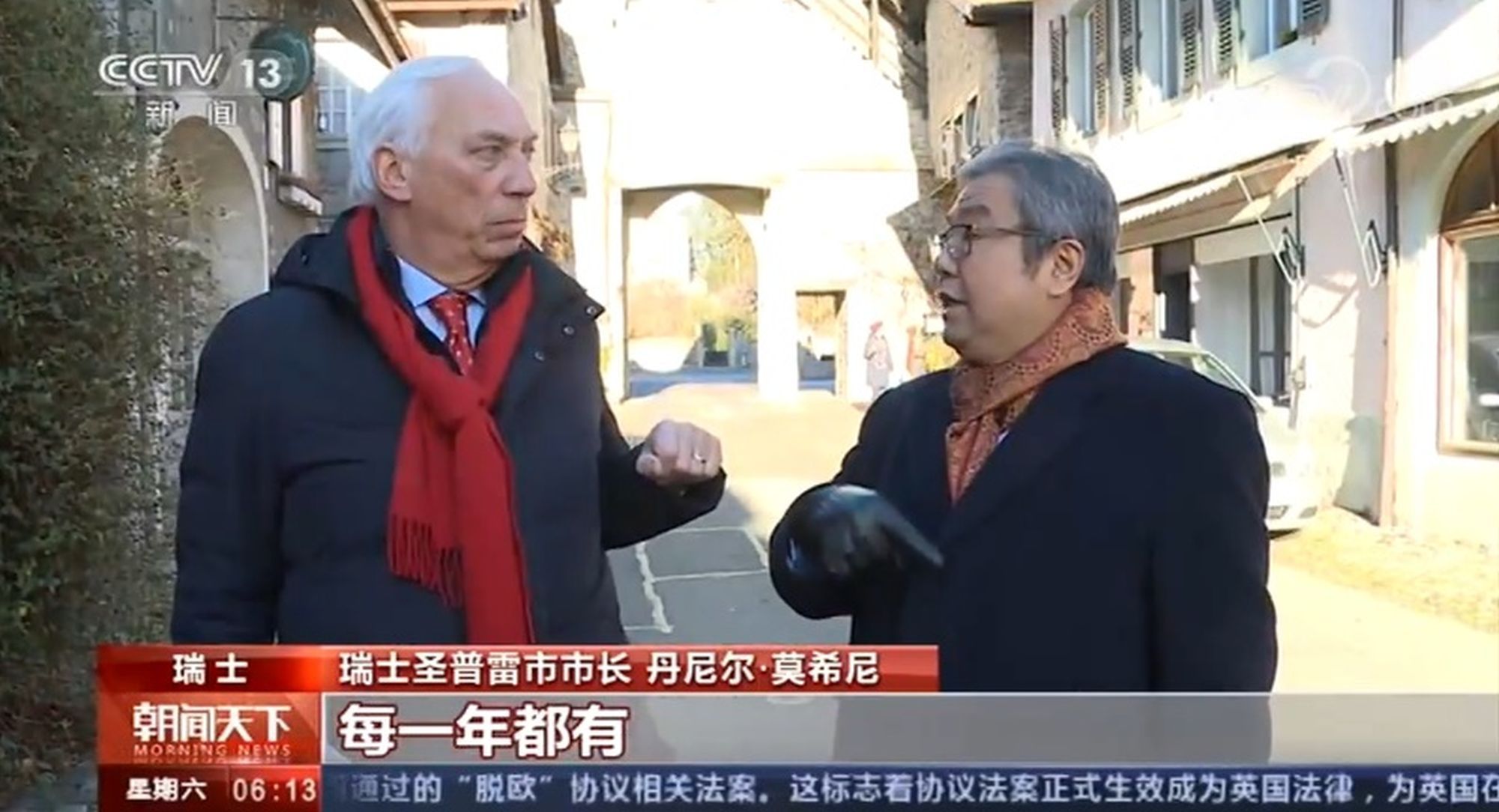 Le syndic Daniel Mosini en pleine conversation avec Yuan Zhao, dans une rue de Saint-Prex.