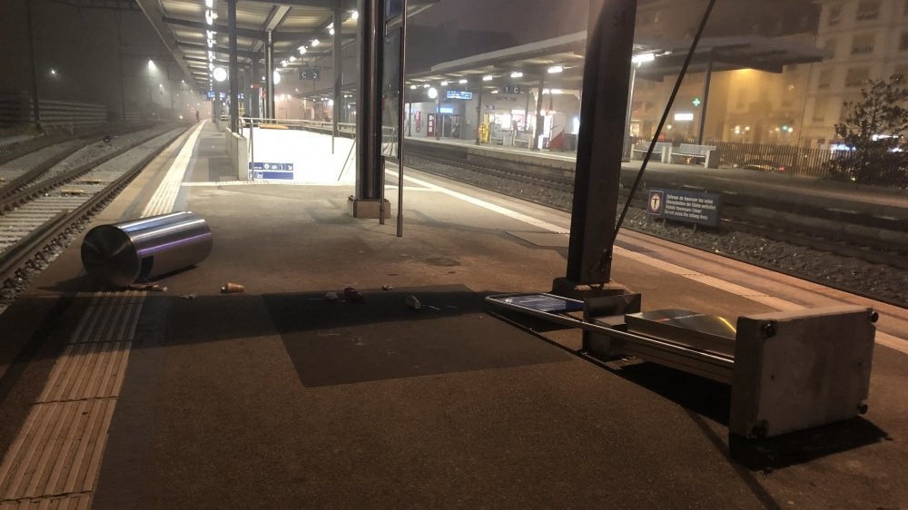 Poubelle et panneau renversés sur le quai de la gare de Nyon étaient quelques-uns des stigmates laissés par les ultras du FC Aarau après leur match contre Stade Lausanne Ouchy à Colovray samedi dernier.