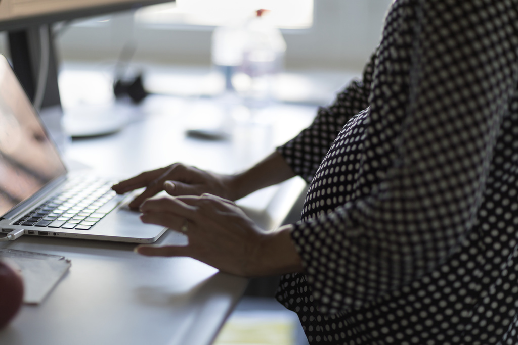 Selon une étude commandée par l'Office fédéral des assurances sociales en 2018, pour une femme sur dix, l'annonce d'une grossesse se solde par une résiliation du contrat de travail. (illustration)