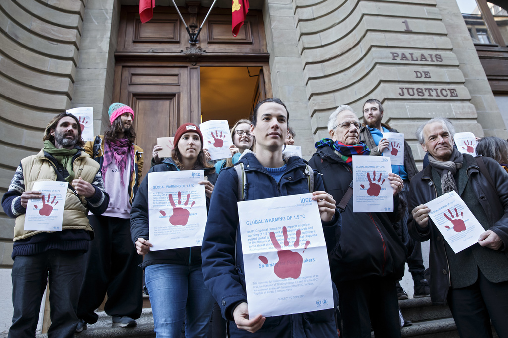 L'activiste de l'association Breakfree, au centre, a été condamné par la justice genevoise.