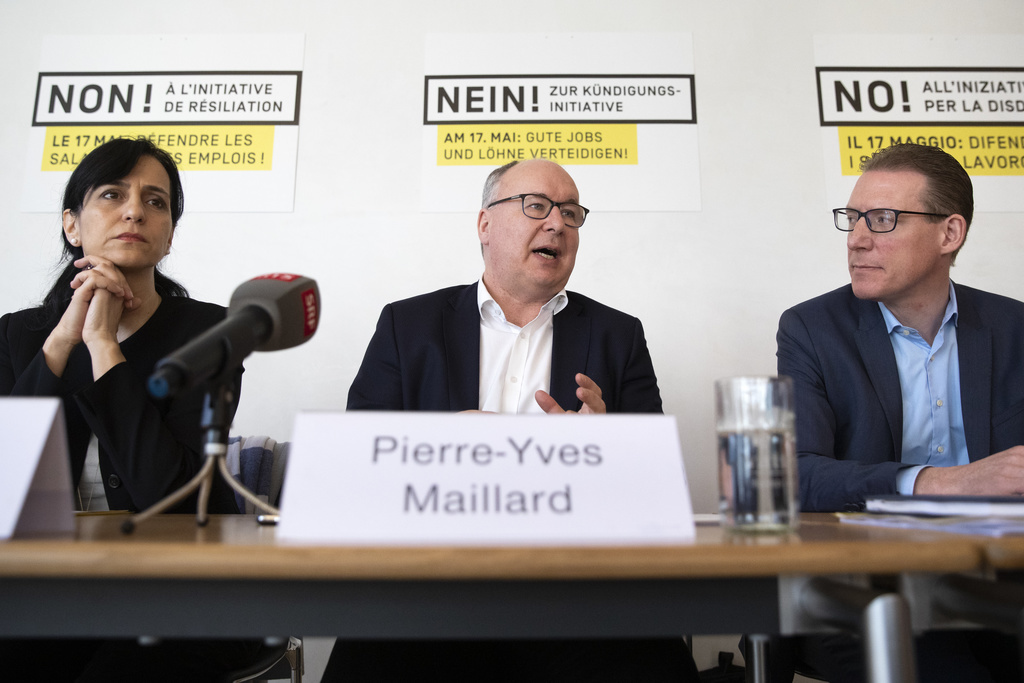 Pierre-Yves Maillard (centre) et les représentants des syndicats ont pris position contre le texte de l'UDC.
