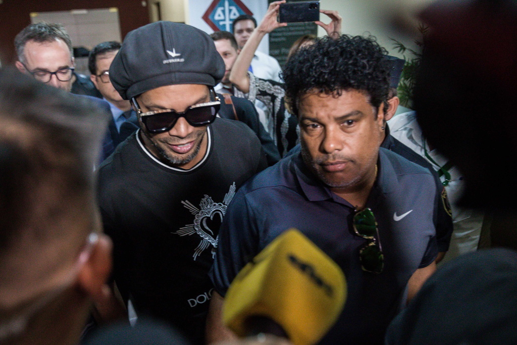 Ronaldinho Gaucho, au centre, et son frère Roberto de Assis Moreira, à droite, après leur témoignage devant le procureur.