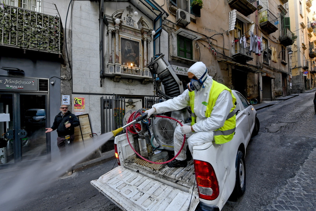 Comme ici à Naples jeudi, les rues des grandes villes italiennes sont désinfectées par des équipes.