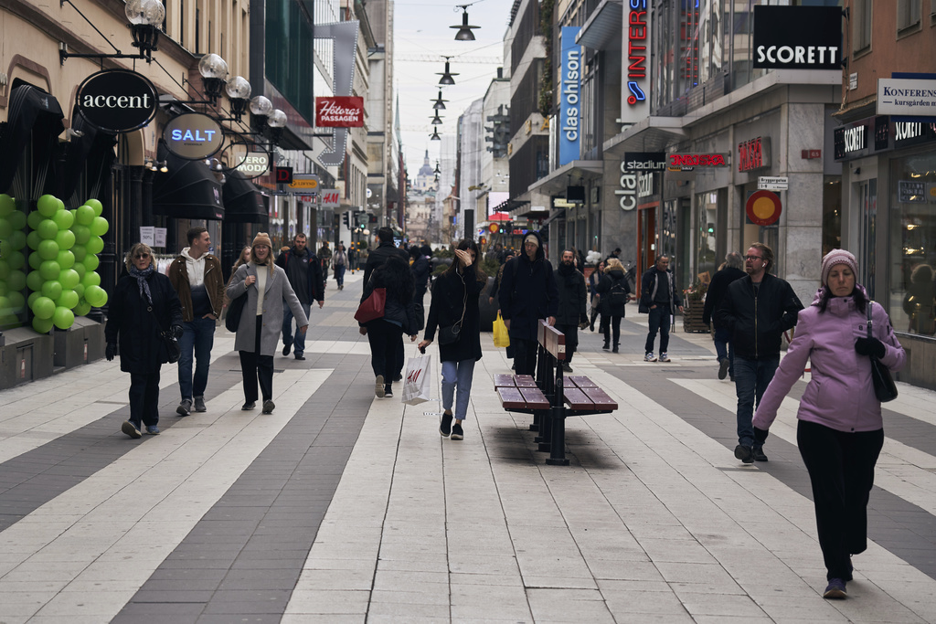 La population peut se déplacer librement dans les rues de Stockholm, la capitale suédoise.