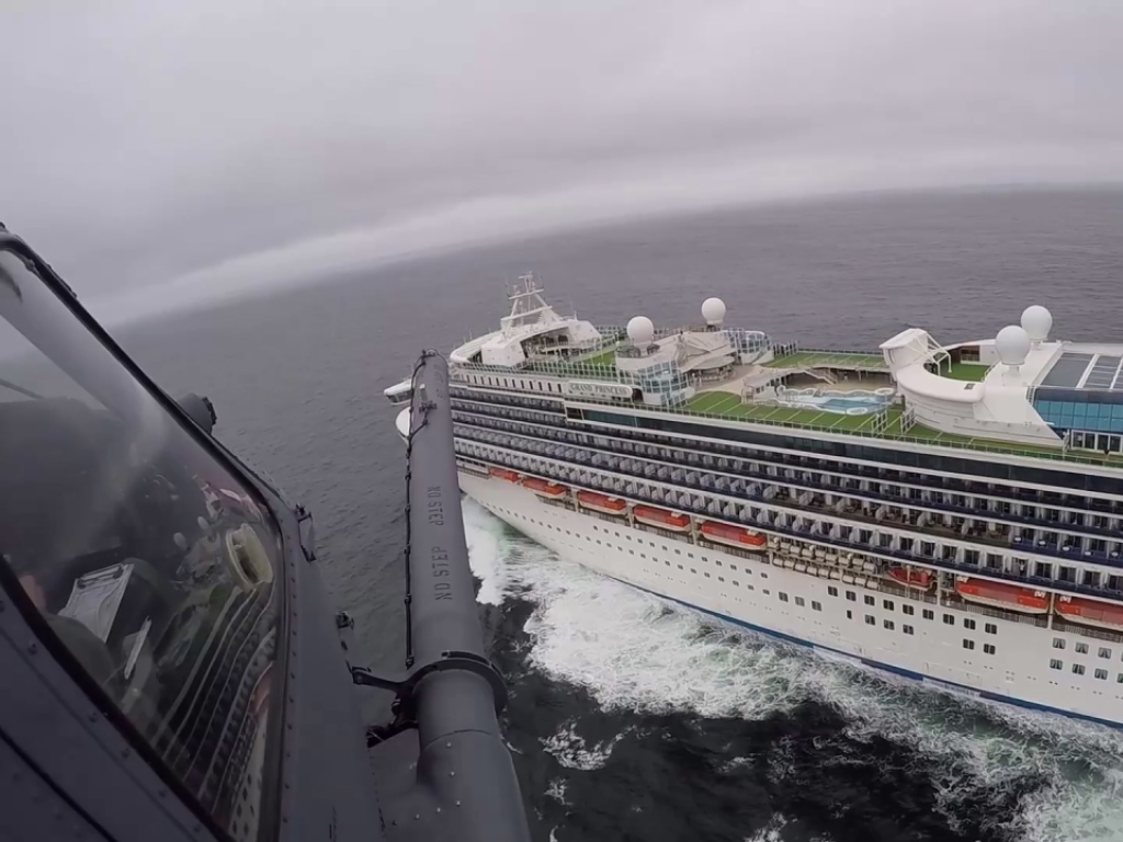 Quatre Suisses se trouvent à bord du bateau de croisière Grand Princess, arrêté au large de la Californie.  Des symptômes du coronavirus ont été détectés. Sur la photo, un hélicoptère délivre des tests de dépistage.