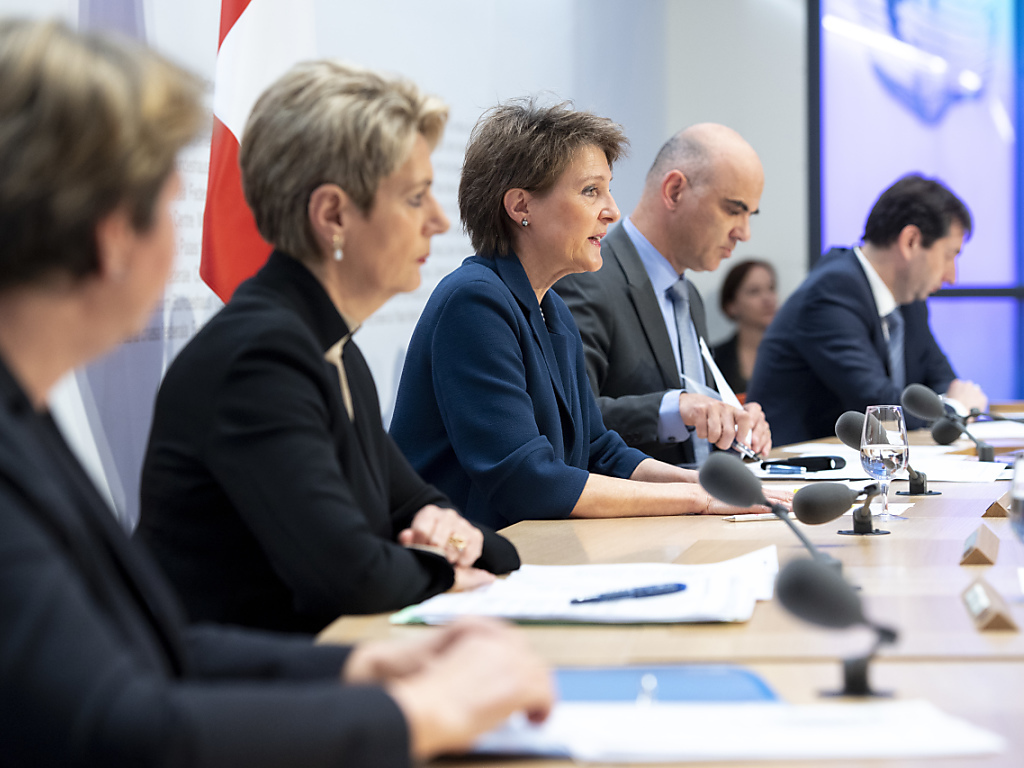 Quatre conseillers fédéraux ont détaillé les nouvelles mesures: Viola Amherd, Karin Keller-Sutter, Simonetta Sommaruga et Alain Berset, accompagné du porte-parole André Simonazzi (de gauche à droite)