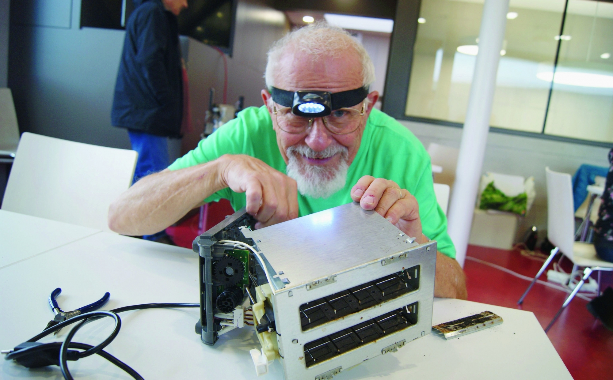 Jean-François Sauter, 78 ans, est notamment actif comme réparateur bénévole pour les repair cafés de l’association Demain La Côte.