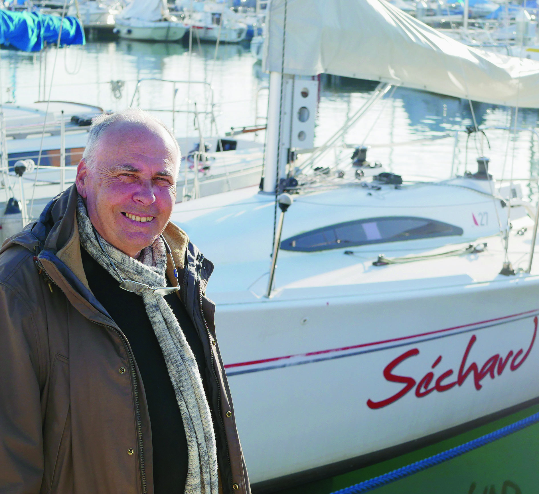 Jean-Pierre Borboën, alias «le ministre du port», sur son bateau,à Rolle. Le jeune retraité profite du panorama et de la douceur des jours. 
