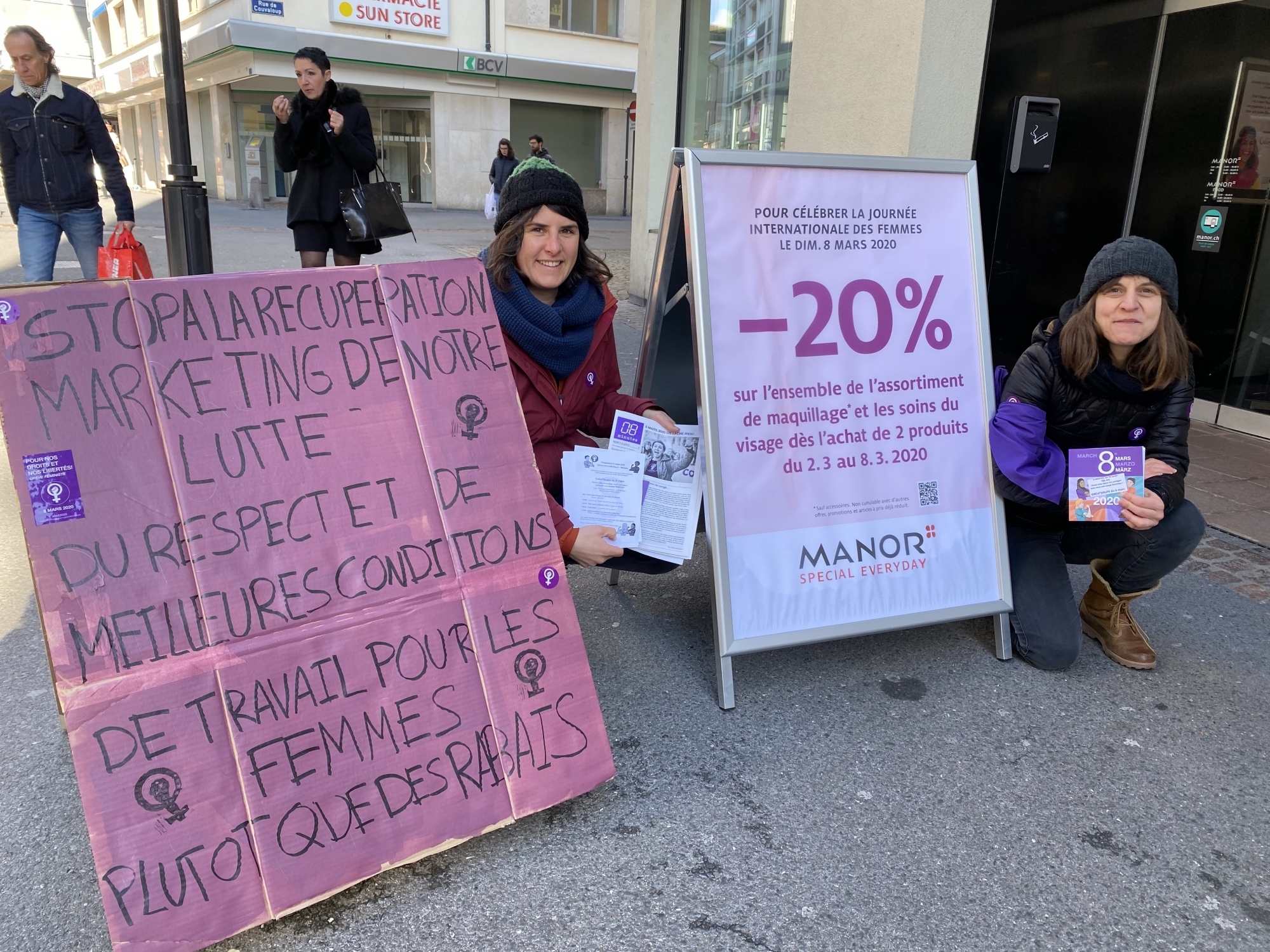 Le collectif féministe morgien a posé son stand devant Manor à Morges. Marie Métrailler (g.) et Manuela Bruchez ont œuvré le temps du marché.