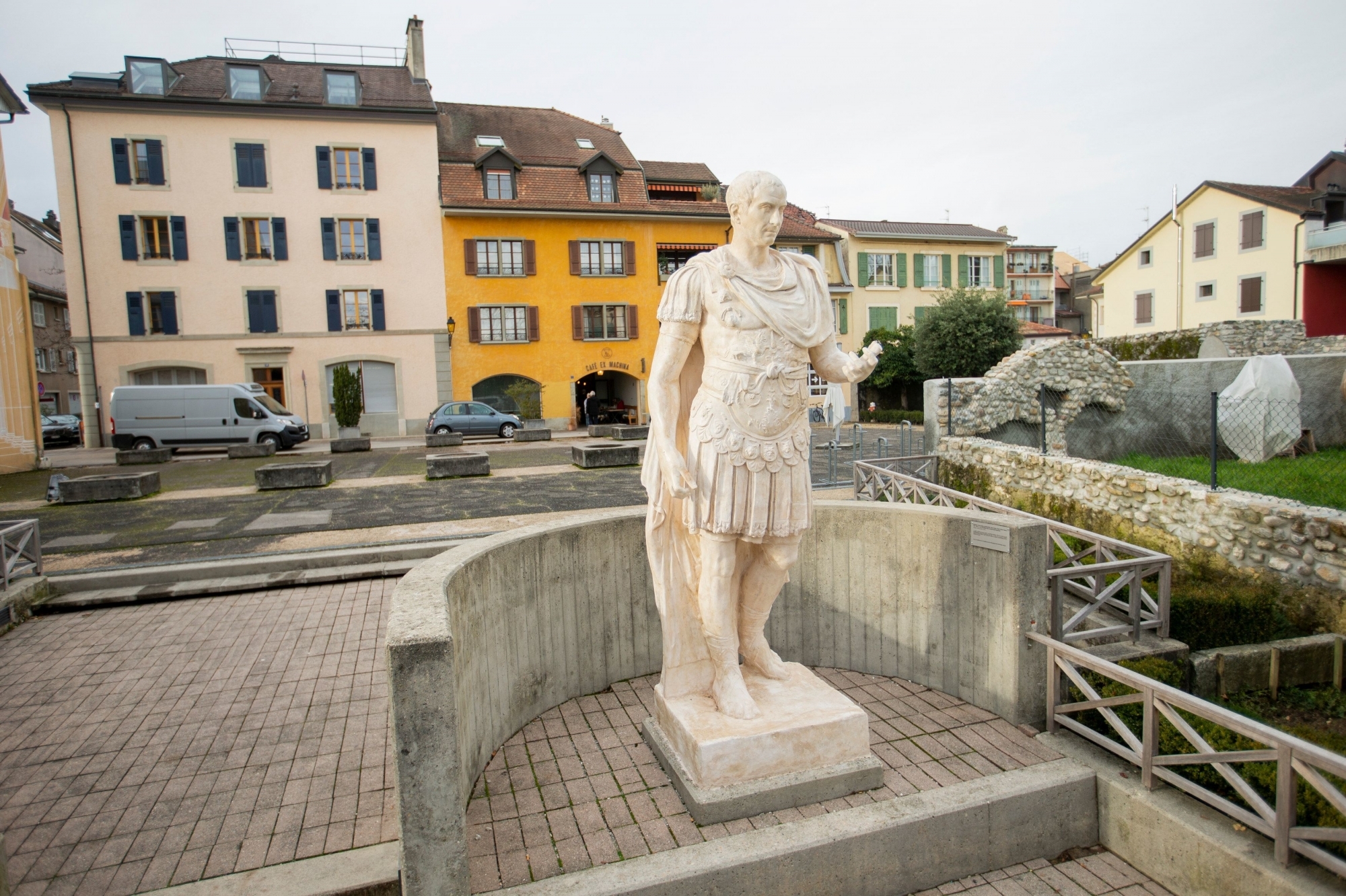 La statue de Jules César et les vestiges de la basilique sont protégés par la Confédération.