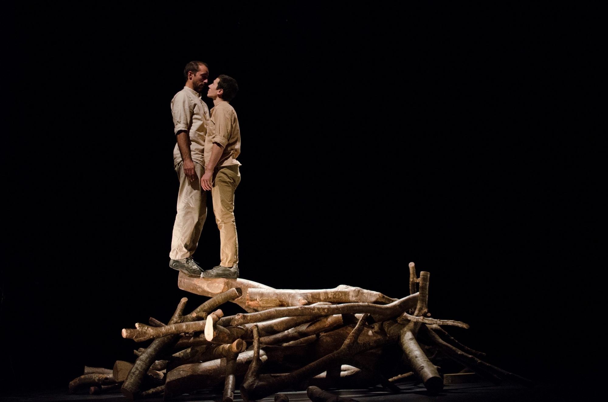 Le spectacle "Pour Hêtre", de la compagnie française Iéto, sera joué vendredi et samedi au Théâtre de Grand-Champ. Un spectacle qui mêle danses, acrobaties et questionne notre rapport au temps. A voir.