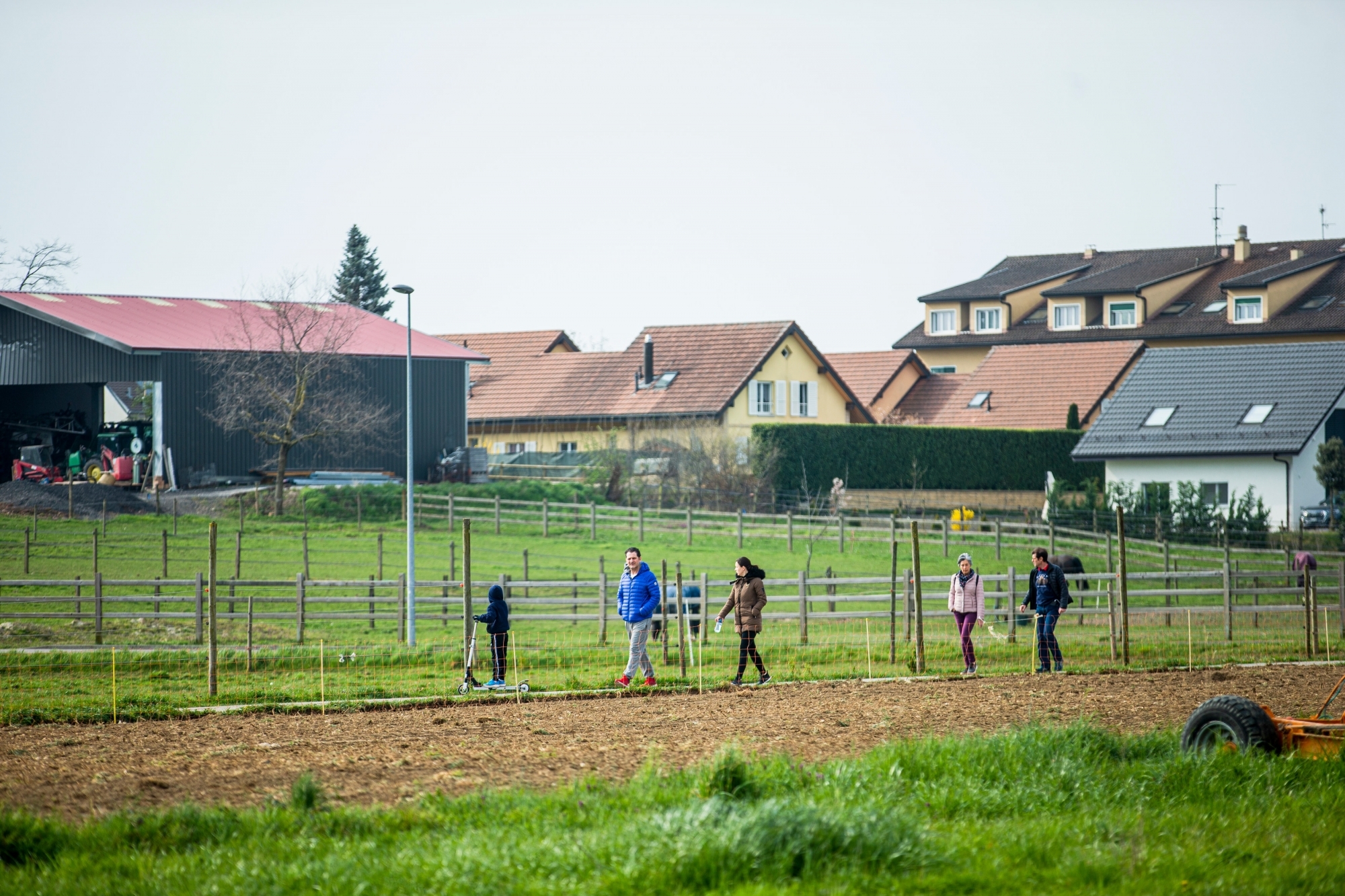 De nombreuses familles ont profité de prendre l'air ce week-end en toute légalité, comme ici à Gland, dimanche.