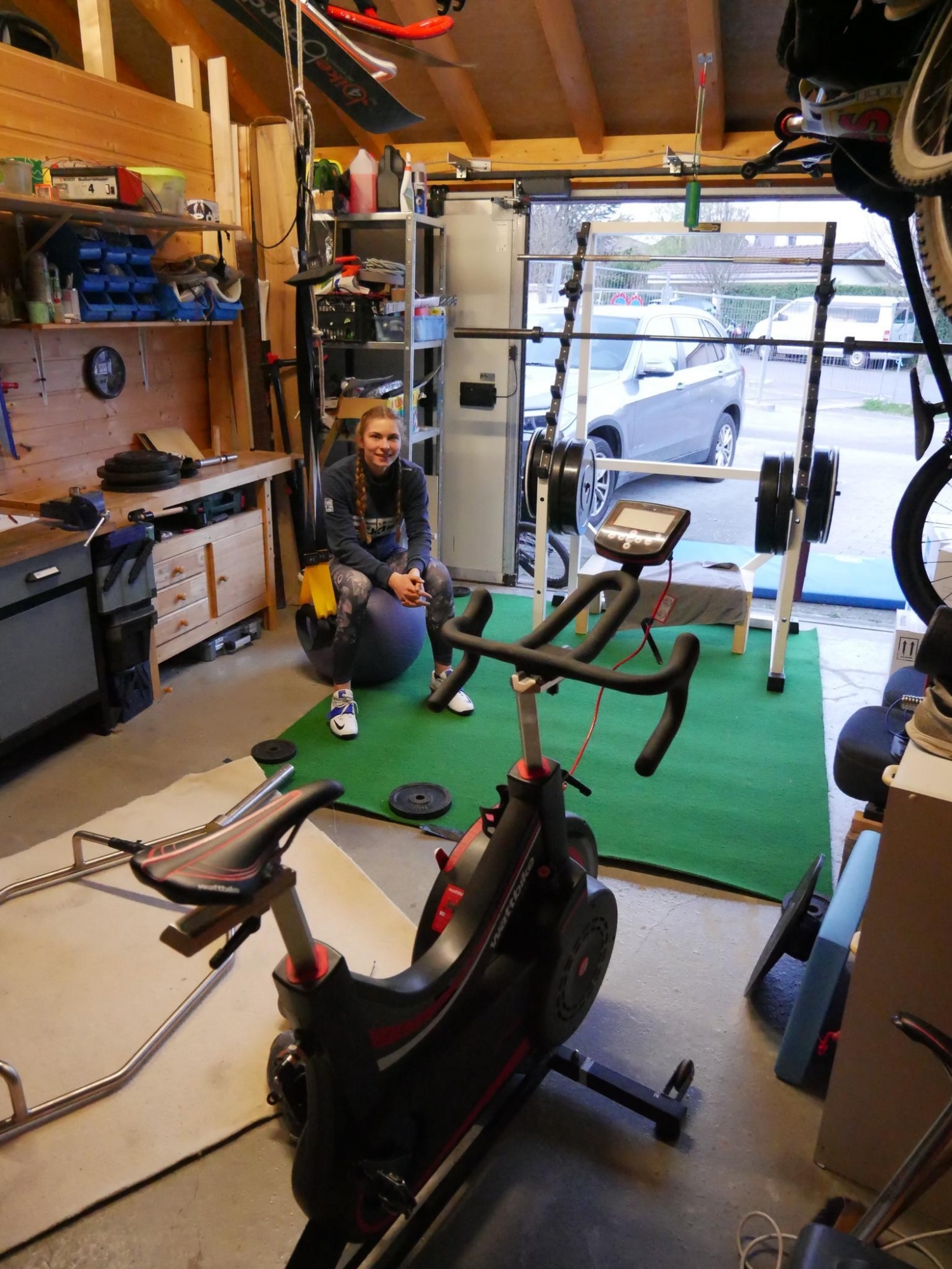 Zoé Claessens a fait du garage familial une véritable salle de fitness.