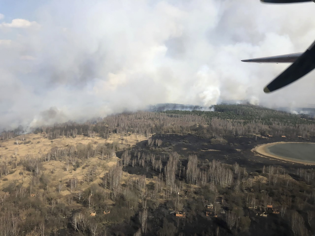 Les flammes ont envahi plus de 100 hectares dans la parcelle forestière située autour de la centrale accidentée, à une centaine de kilomètres au nord de la capitale Kiev.