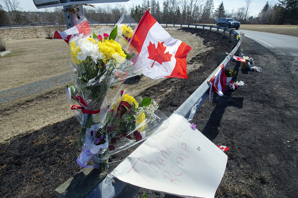 Une policière mère de deux enfants fait partie des victimes. Des fleurs et un message lui rendent hommage.