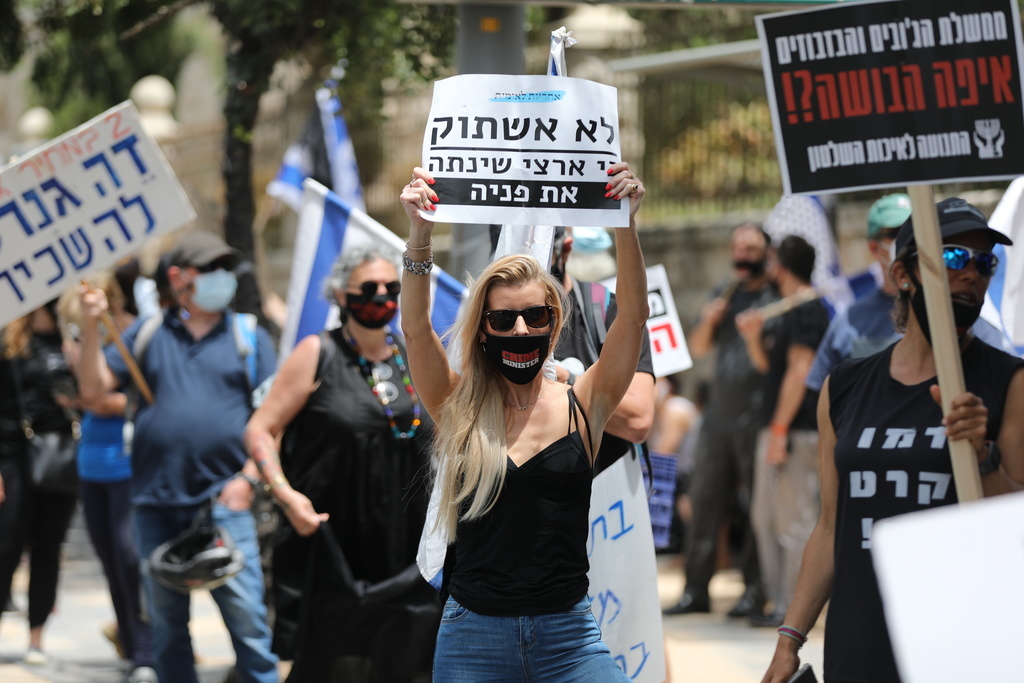 Dimanche, des dizaines d'Israéliens ont manifesté près de la salle d'audience et devant la résidence officielle de M. Netanyahu à Jérusalem.