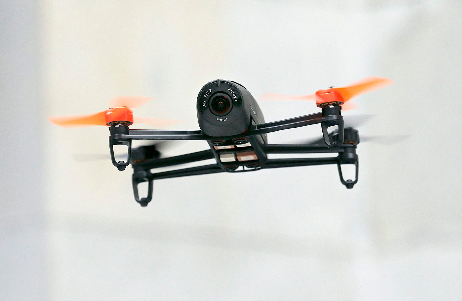Une des inventions brevetées est un drone pour un environnement domestique, piloté avec un seul doigt, sans GPS.