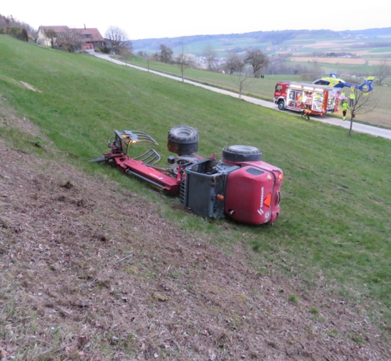 Le véhicule s'est retourné, entraîné par la remorque qui a elle-même basculé dans le talus.