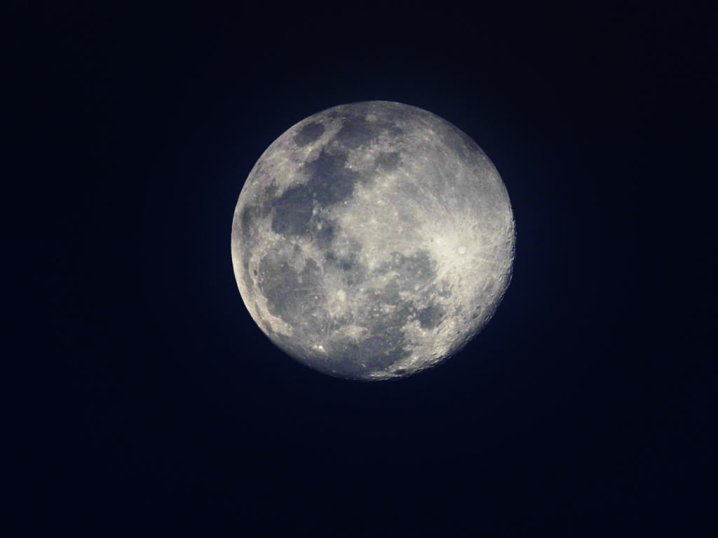 La Lune n'est pas un astre mort comme on le dit souvent. (Illustration)