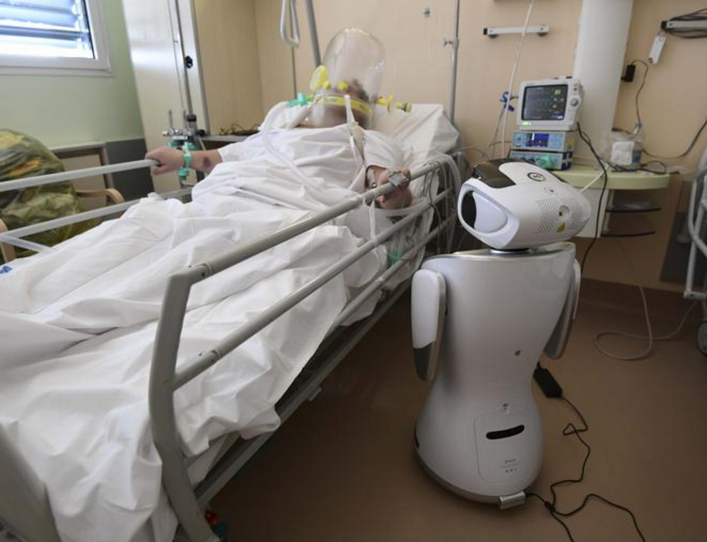 En pilotant à distance les robots, médecins et infirmiers de l'hôpital de Varèse se protègent et économisent les équipements de protection.