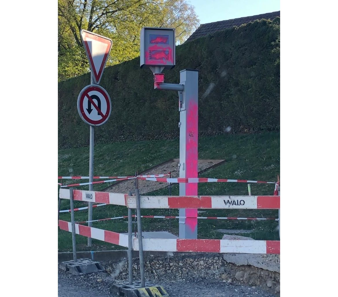 Le mât et les cellules du radar fixe sur la route de l'Etraz, à la tour d'eau à Prangins, ont été couverts de peinture rose.