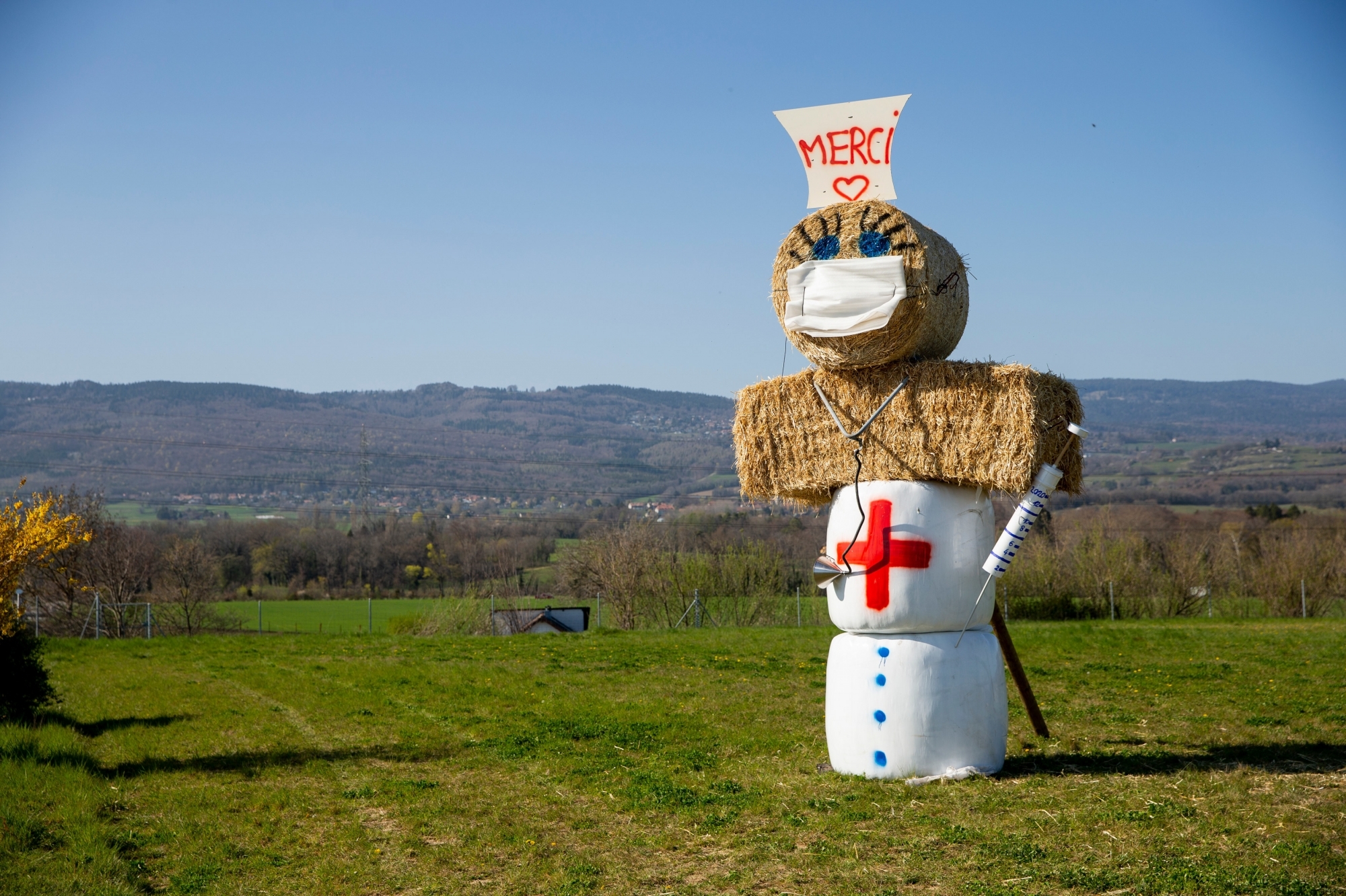 Dans les champs à la sortie du village, une "infirmière" en bottes de paille rend hommage à ceux qui luttent contre la pandémie de coronavirus.