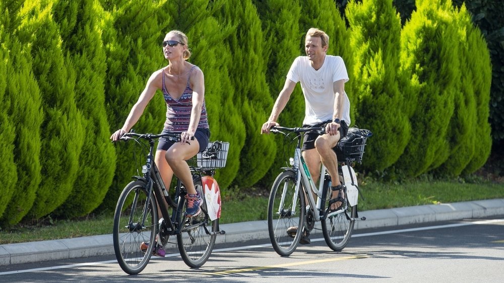 Les pistes cyclables, comme ici celle de Dully, sont très fréquentées ces derniers temps.