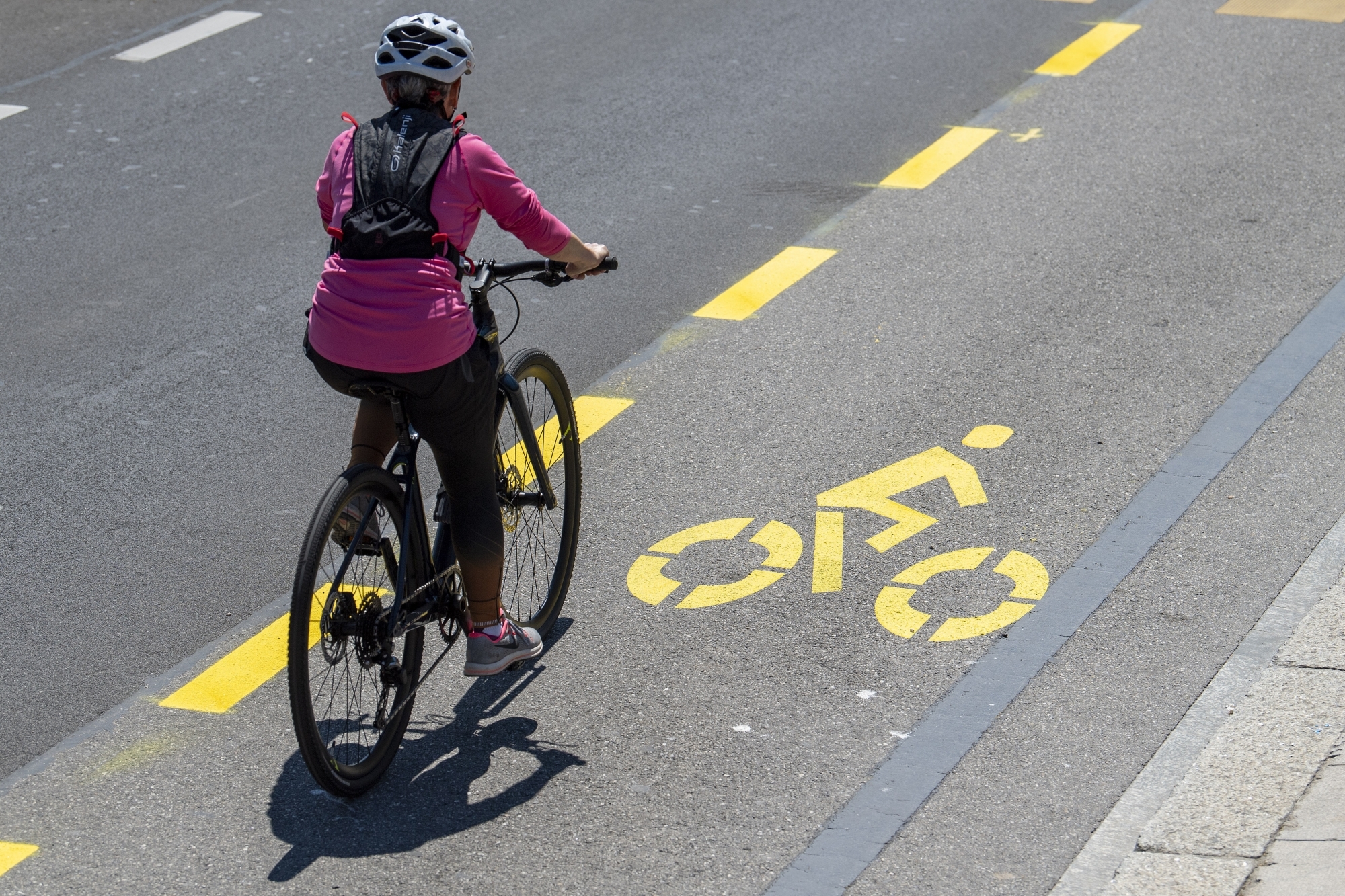 Une cycliste roule sur une nouvelle piste cyclable.