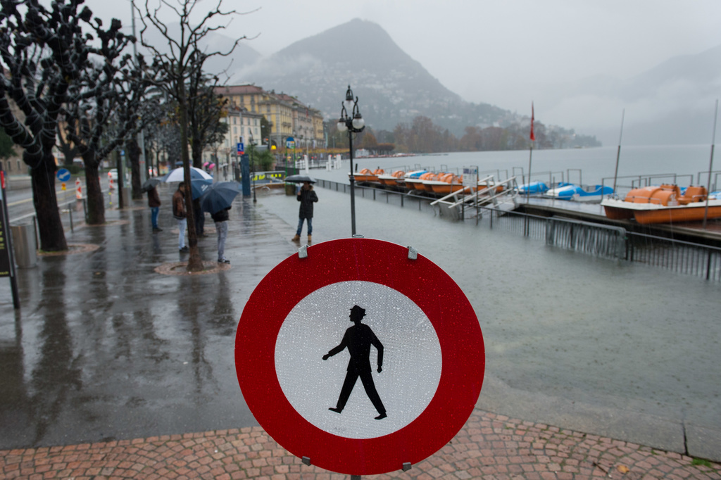 La police cantonale conseille à la population de n'utiliser la voiture qu'en cas d'urgence et d'éviter les rives des lacs et cours d'eau.