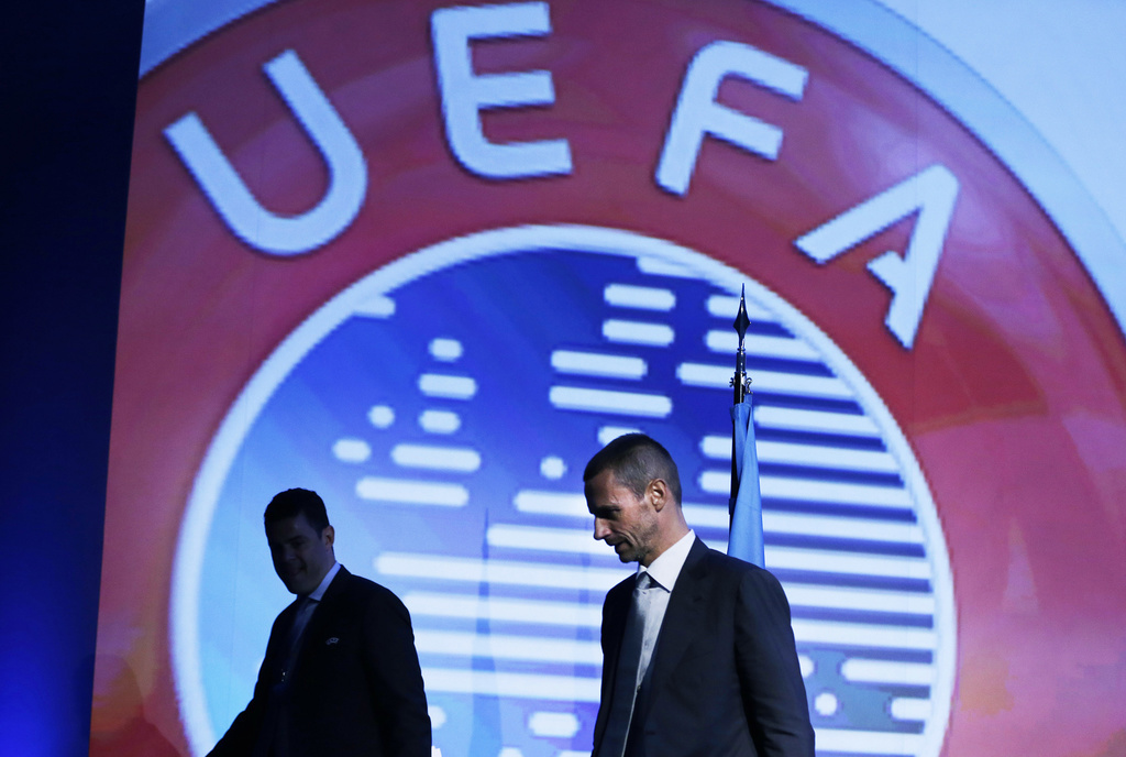 Le président de l'UEFA, Aleksander Ceferin (à droite), s'est voulu rassurant quant à la tenue des phases finales des coupes de club européennes, la Champion's League et l'Europa League. (illustration)