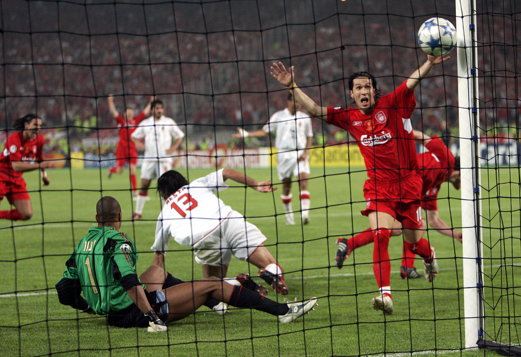 Luis Garcia, à droite, célèbre le but de l'égalisation de son coéquipier Xabi Alonso. (Archives)