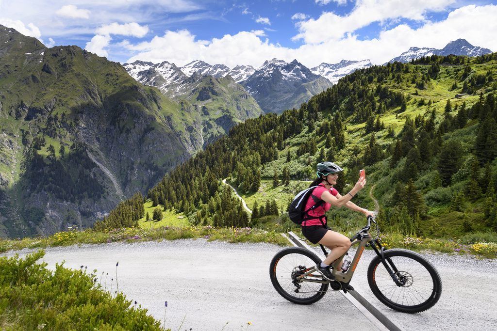 Avec la pandémie de coronavirus et les restrictions de voyage, les professionnels du tourisme en Suisse cherchent de nouveaux débouchés pour les vacances d'été qui approchent à grand pas.