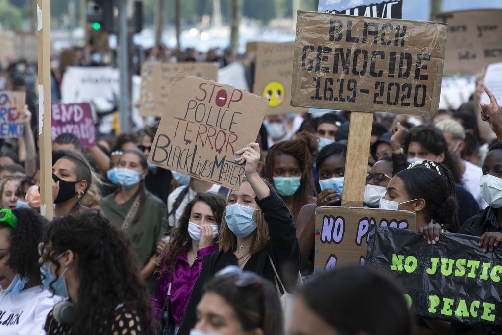 Environ 2000 personnes, selon la police, ont parcouru les rues pour protester contre la criminalisation des non-blancs et les violences policières visant les noirs et les arabes en particulier.