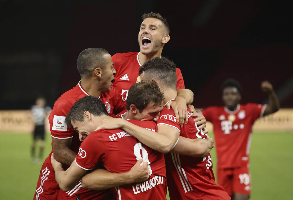 Le Munichois Robert Lewandowski fêtant avec ses coéquipiers le quatrième but de son équipe.