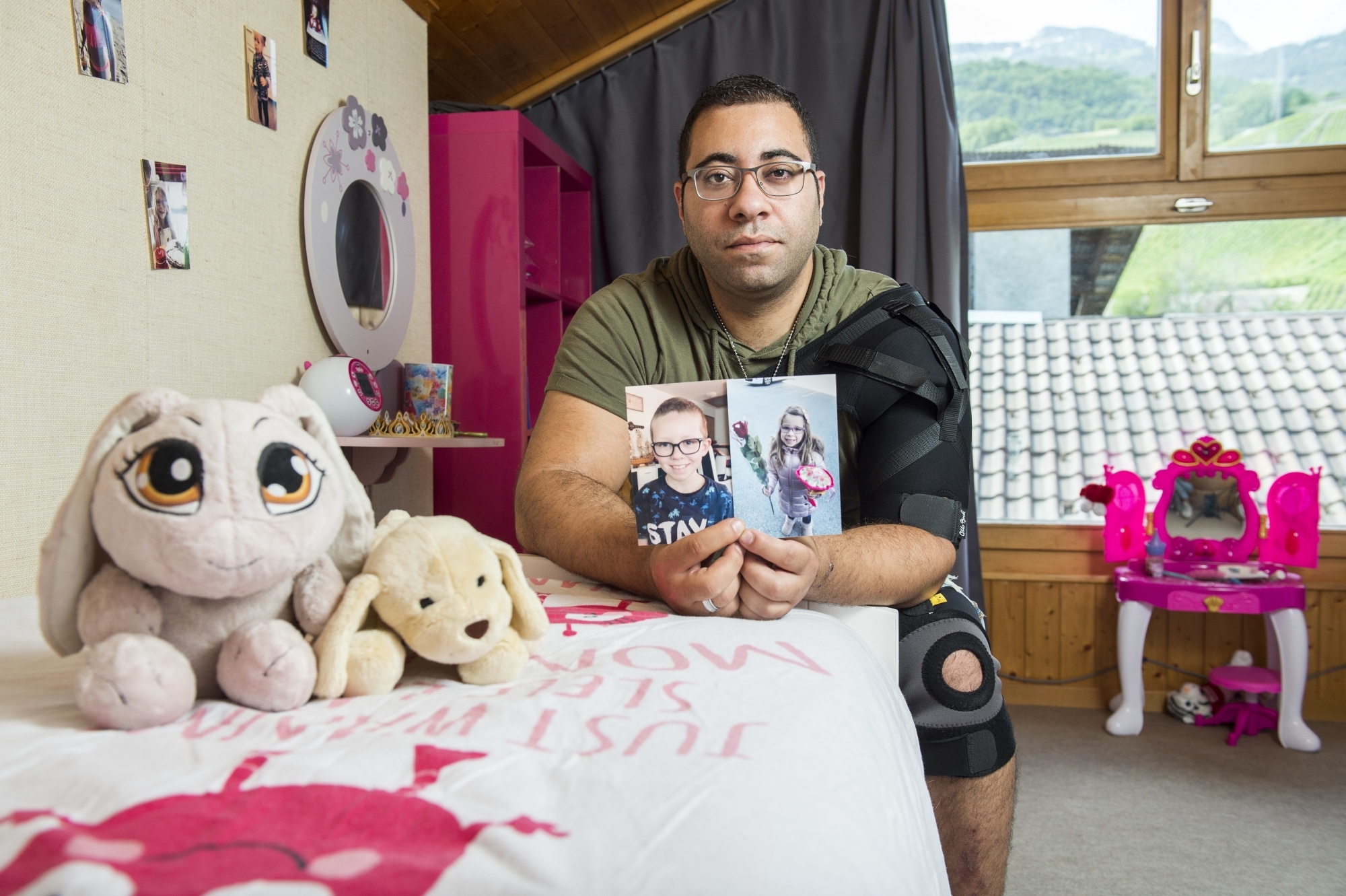 Francesco Supino pose dans la chambre de Denisa. Le papa venait d'emménager dans une nouvelle maison avant que ses enfants ne soient enlevés par leur maman. Le cœur lourd, il a tout de même tout préparé pour leur retour. 