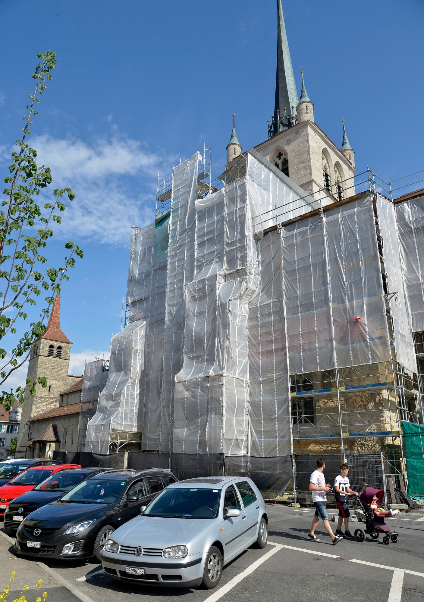 Pour mettre en valeur l'abbatiale, toujours en travaux, et attirer des touriste, la Municipalité de Payerne a décidé de supprimer 45 places de parc sur la place du Marché et de paver les alentours du site clunisien.
Photo Lib/Vincent Murith, Payerne, 02.06.2017
ArcInfo