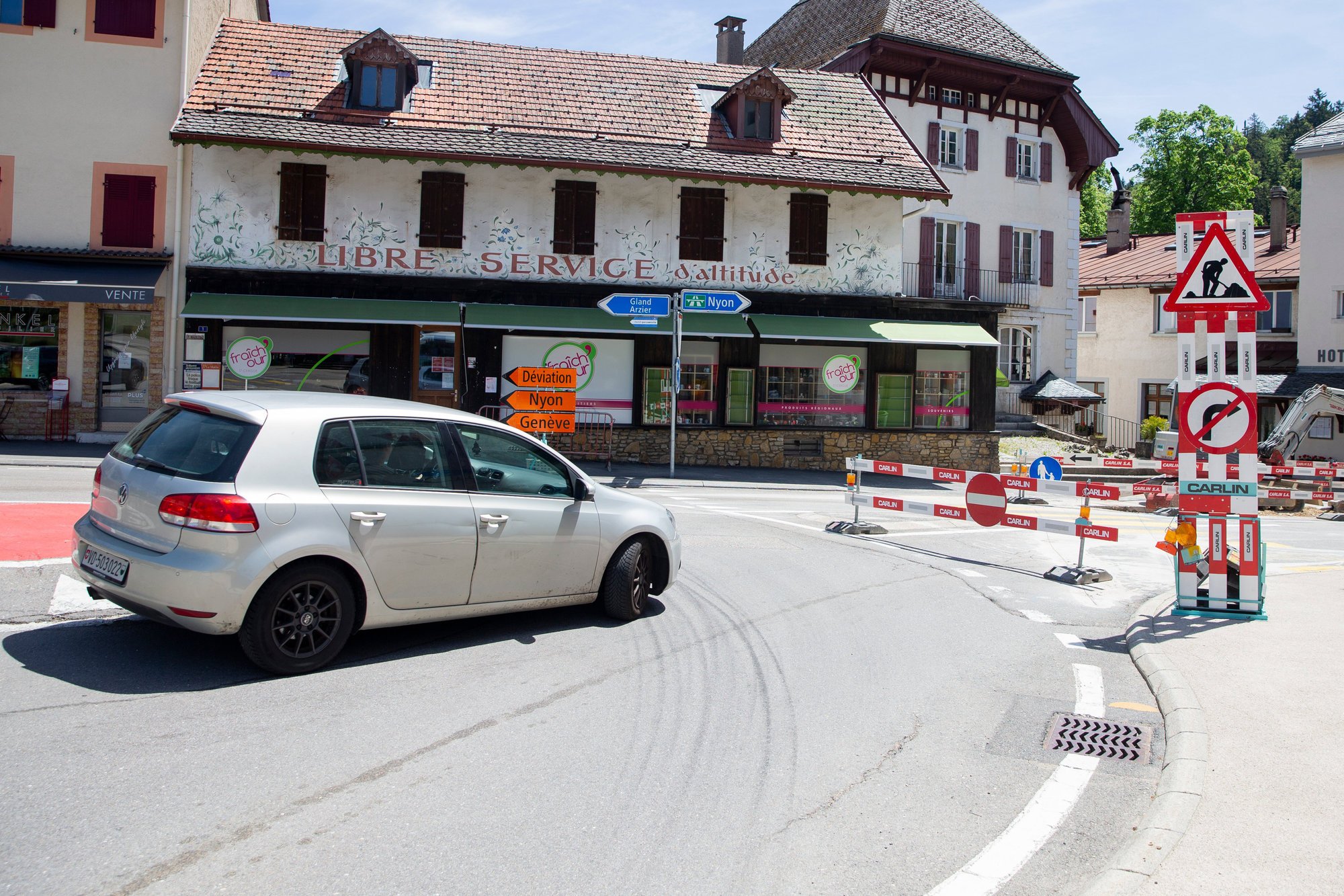 Impossible de descendre sur Nyon par la route Blanche depuis Saint-Cergue. La circulation est interdite à la hauteur du giratoire au coeur du village.