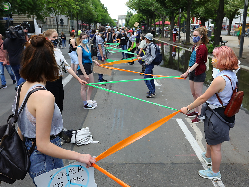 Des milliers de personnes ont manifesté dimanche à Berlin contre le racisme et pour plus d'équité. Les participants ont formé une chaîne humaine à travers la capitale allemande tout en respectant les mesures de distanciation sociale.