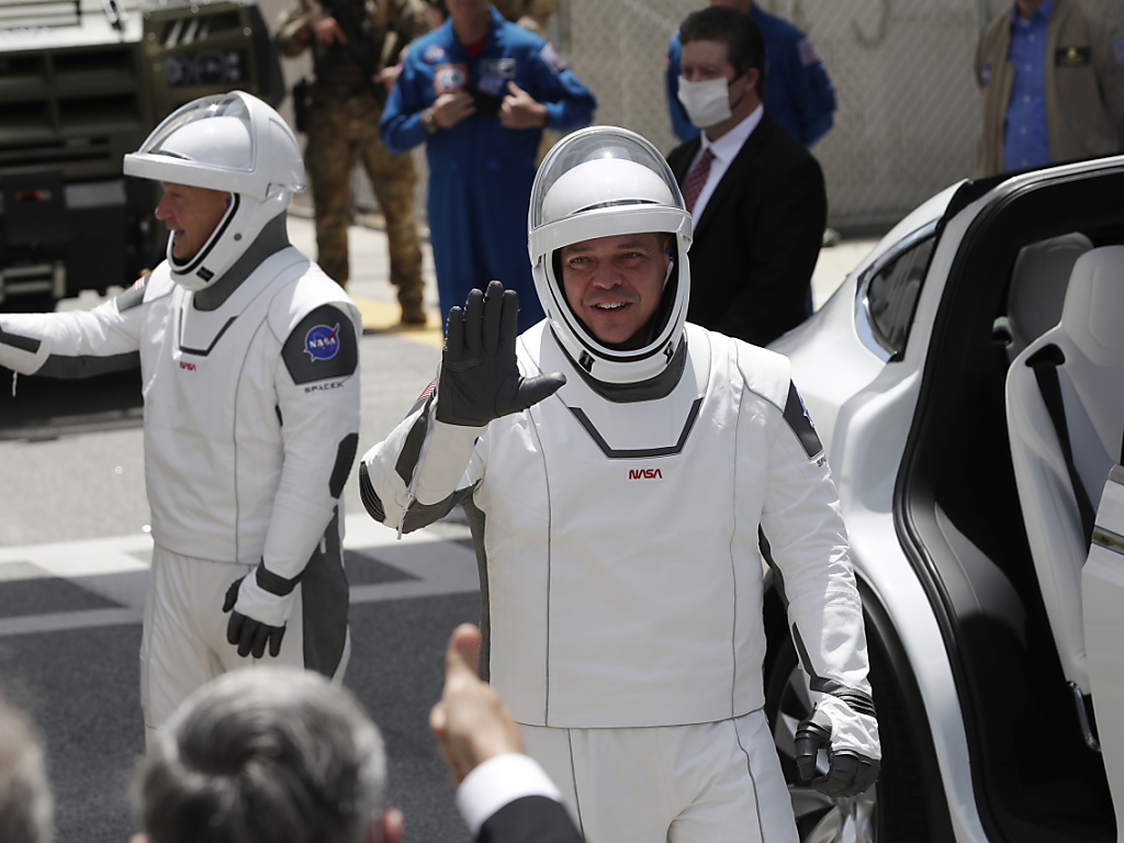 Les astronautes Douglas Hurley, à gauche, et Robert Behnken rejoignent la fusée.