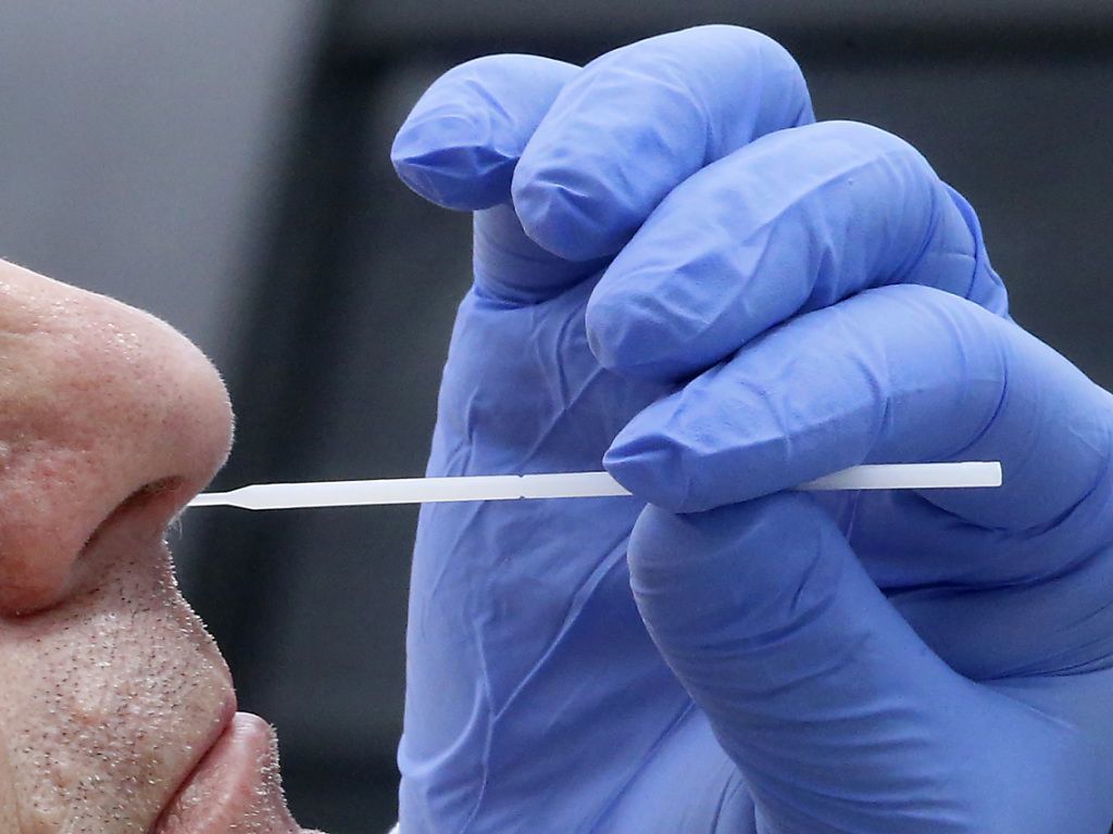 La famille de la victime reproche à deux médecins genevois de ne pas avoir décidé de la faire tester face à la pandémie (image symbolique).